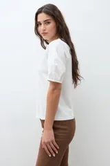 Remera negra de algodón con cuello redondo y mangas cortas abullonadas.