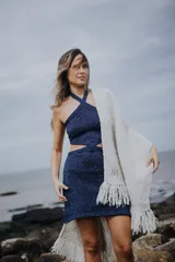 Chal tejido color crudo con flecos en los extremos.