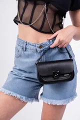 Bermuda de jean celeste con tiro alto, corte recto y ruedo desflecado.