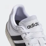 Championes Adidas Hoops 3.0 Low blancos con detalles en negro. Presentan las tres tiras características de Adidas en los laterales y suela color crema.