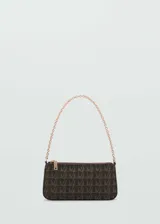 Bolso pequeño tipo baguette con estampado de logos en marrón y negro, cierre de cremallera y asa corta de cadena dorada.