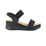 Sandalias blancas de plataforma con dos tiras, una blanca y otra plateada con glitter.