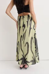 Falda larga de jersey, color verde claro con estampado abstracto en negro.