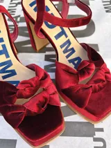 Sandalias de terciopelo color borgoña con correa trasera ajustable, doble moño en la punta y taco de 10,5 cm de altura.