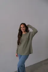 Sweater verde oliva de corte recto y cuello redondo.