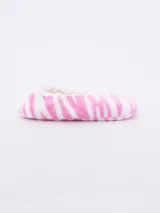 Pantuflas tipo ballerina con estampado de cebra en tonos rosa y blanco, con interior de felpa blanca.
