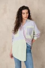 Camisa de manga larga con diseño patchwork en tonalidades suaves, con cuello clásico y cierre frontal.