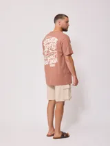 Short color beige con bolsillos cargo laterales, cintura elástica con cordón ajustable.