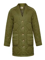 Campera verde militar con diseño acolchado, calce holgado, cuello tipo kimono y cierre frontal con botones.