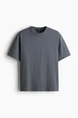 Remera gris de punto pesado con cuello redondo ribeteado, hombros caídos y bajo recto. Corte holgado confeccionada con tejido funcional COOLMAX®, una fibra exclusiva de poliéster de secado rápido que elimina la humedad y regula la temperatura corporal.