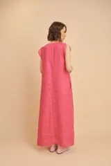 Vestido largo color fucsia, de lino, con escote en V y mangas cortas con volados.