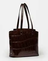 Bolso tipo shopper en cuero grabado efecto cocodrilo, con asas largas y capacidad amplia.