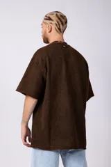 Remera marrón de algodón rústico con corte oversize, mangas cortas y costuras al corte.