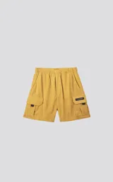 Bermuda cargo color mostaza de corderoy liviano, con bolsillos amplios con solapa, fuelle y detalles en cinta gross, elástico en la cintura y calce oversize.