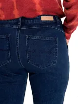 Jeans skinny de tiro medio en color azul, con tecnología Natural Flex que se adapta a los movimientos, fabricados con algodón orgánico.