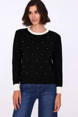 Sweater color visón con pintitas blancas, cuello redondo y puños y ruedo acanalados en color crema.