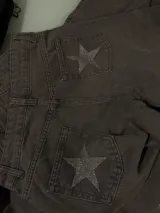 Pantalón de jean gris con corte recto y bolsillos traseros con aplique de estrella brillante.