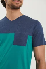 Remera de hombre con cuello en V, parte superior negra y parte inferior gris con bolsillo en el pecho.