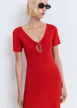 Vestido corto rojo de punto fino con escote de pico y detalle de lazo.