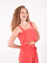 Top corto color rojo con breteles anchos y escote cuadrado.