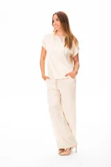 Blusa beige de viscosa con escote redondo y mangas cortas con dobladillo.