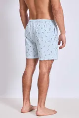 Short de baño celeste con estampado de gaviotas en negro y etiqueta con logo en la pierna.