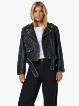 Chaqueta de cuero negra con cuello biker, cierre de cremallera asimétrica, mangas largas, tirantes en los hombros, cinturón en la cintura, forro de poliéster y bolsillos frontales.