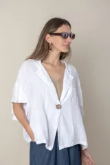 Chaqueta italiana de lino color blanco, de corte suelto y amplio, con cierre de un botón. Talle único oversize hasta XL.