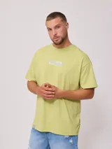 Remera verde claro de algodón con cuello redondo y estampado frontal y trasero con el texto "Wave Riders".
