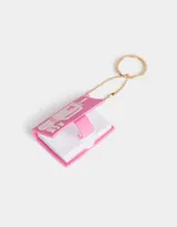 Llavero con dije de libreta rosa de silicona con diseño en relieve de un vaso con sorbete y la frase "I'm just a girl".
