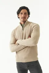 Sweater básico color beige de punto acanalado, con medio cierre frontal, cuello alto y logo bordado en el pecho.