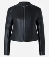 Campera negra de cuero sintético con cuello mao, cierre frontal con cremallera y mangas largas con detalle de pespuntes horizontales.