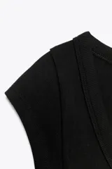 Camiseta negra de manga corta y escote redondo.