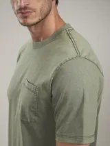 Remera color petróleo de corte clásico, con cuello redondo y bolsillo en el pecho.