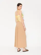 Pantalón negro de tejido de punto con cintura elastizada y piernas amplias con recortes diagonales.