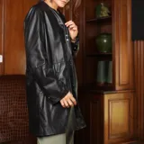 Chaqueta de cuero ovino negro, sin cuello y con cierre frontal de botones a presión. Forrada.