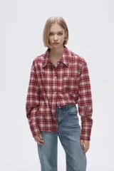 Camisa a cuadros marrón y beige de manga larga con cuello clásico y bolsillo en el pecho.