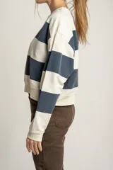 Sweater de algodón a rayas horizontales anchas en color azul marino y blanco.