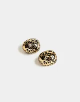 Aros colgantes cortos redondos con estampa animal print de leopardo, color dorado.