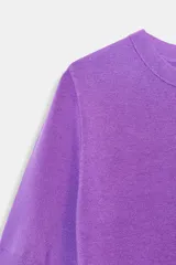 Jersey de punto negro, cuello redondo y manga corta, con acabados en rib en cuello, puños y ruedo.