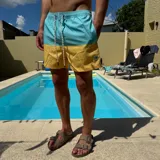 Short de baño verde esmeralda con cintura elástica y cordón ajustable.