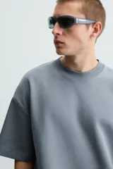 Sudadera relaxed fit color crudo confeccionada en tejido interlock de algodón con elasticidad, cuello redondo, manga corta y bajo acabado en rib.