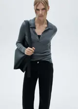 Pantalón culotte de tiro alto color negro, con cierre de cremallera y botón, trabillas, bolsillos traseros, bajo deshilachado y tejido elástico.