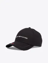 Gorra de béisbol negra de Tommy Hilfiger, con logo bordado en blanco en el frente y detalle distintivo con los colores de la marca en la visera.