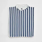 Capa de baño con capucha a rayas verticales azules y blancas.