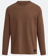 Remera marrón de manga larga con cuello redondo y puños ajustados.