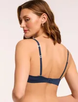 Soutien azul sin aro confeccionado en microfibra ultrasuave, con copas soft moldeadas y breteles convertibles.