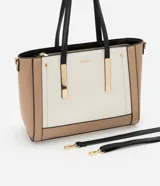 Cartera grande tipo shopper de poliuretano liso en tres colores, con doble asa de mano y correa larga desmontable.