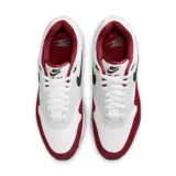 Championes Nike Air Max 1 de hombre, color blanco, gris y rojo, con logo negro en el lateral.