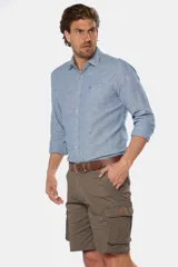 Bermuda cargo azul marino confeccionada en 98% algodón y 2% spandex, con bolsillos laterales.